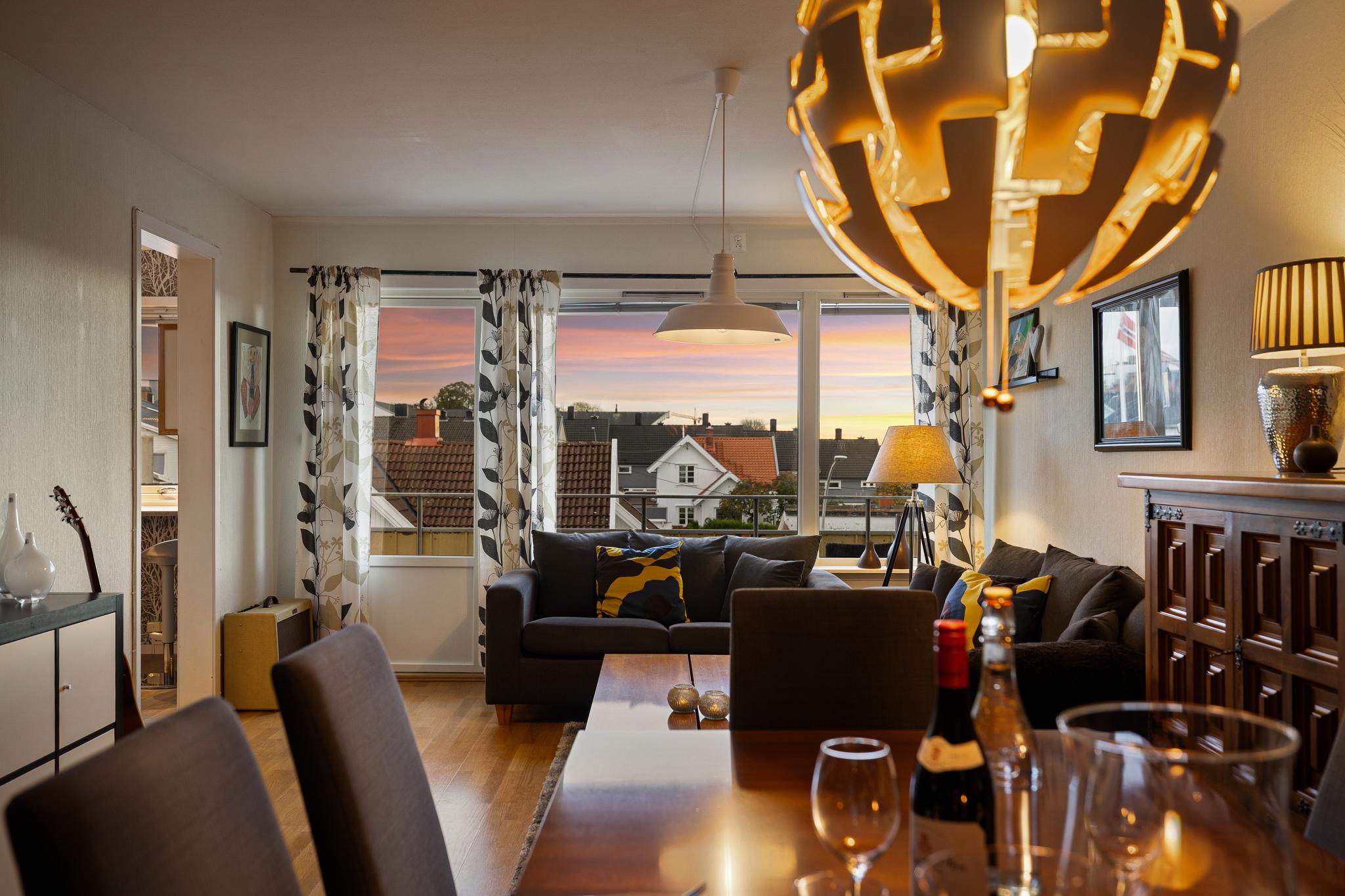 Stuen er romslig med 2 sofaer og spisestue.